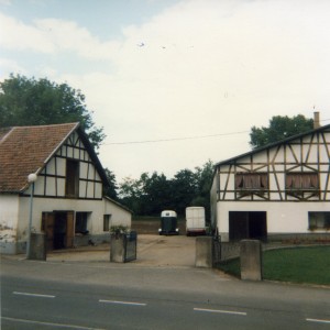 En Alsace au C.E. de Molsheim. Cadre et ambiance alsacienne. Que de bons souvenirs avec les membres et les élèves. Que de très mauvais  par le comité de l’époque ( 1977). Incompétent sans foi ni loi. Fauteur de troubles et fouteur de …… expliquant la valse des enseignants m’ayant précédés et moi-même malgré les pressions de tous les membres pour que je reste. Mais où le plus solide ou le plus dur à cuire n’aurait pu tenir tant c’était invivable. Je peux endurer beaucoup mais trop c’est trop. Situation hélas courante que connaissent  tant d’enseignants et qui ne fut pas la seule pour moi. Je ne garde que les bons souvenirs.