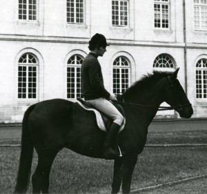 A l'école de cavalerie de Saumur, sur Gulliver ce cheval participa au championnat du monde