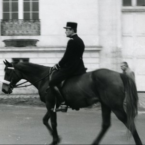 A Saumur Allinton monté par un écuyer Jean-Marie Donard en 1979. Image pleine de charme et de poésie d’une époque révolue, laissant place à une modernité froide et sans âme.